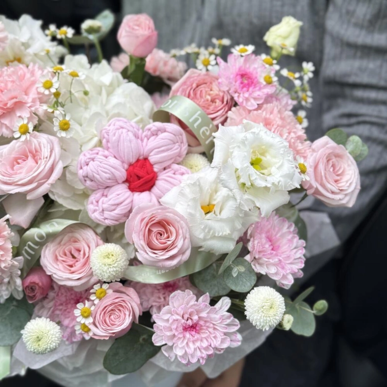 Композиция с сюрпризом ( цветок ручной работы )