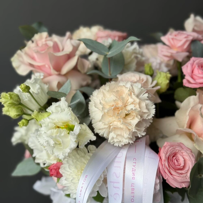 Цветы в коробке «Ваше милейшество»