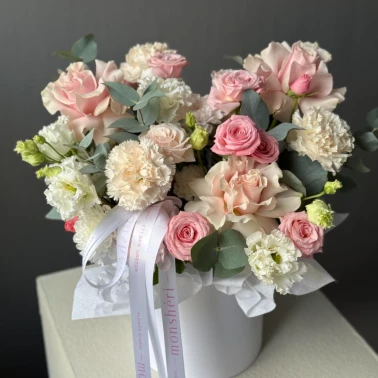 Цветы в коробке «Ваше милейшество»