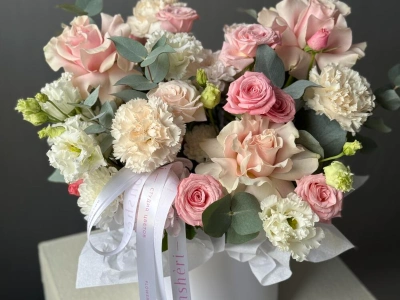 Цветы в коробке «Ваше милейшество»