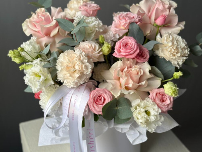 Цветы в коробке «Ваше милейшество»