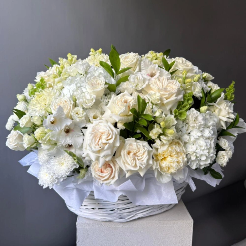 Корзина с цветами «Моя чистая любовь»