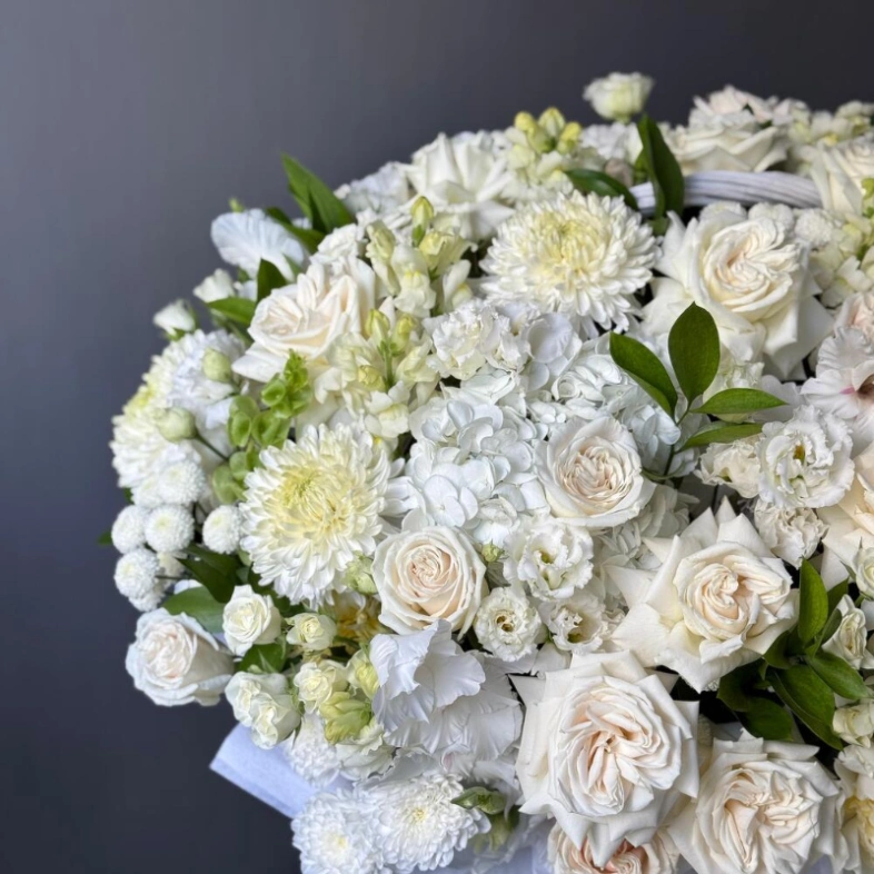 Корзина с цветами «Моя чистая любовь»