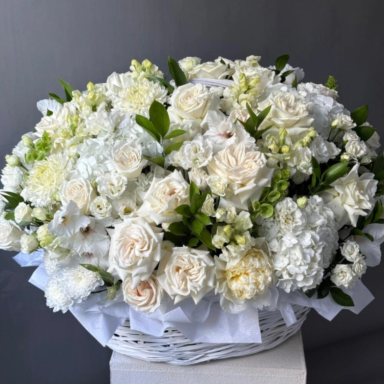 Корзина с цветами «Моя чистая любовь»