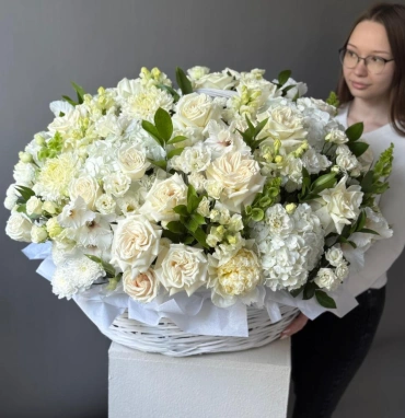 Корзина с цветами «Моя чистая любовь»