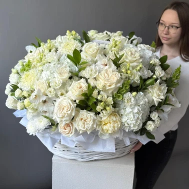 Корзина с цветами «Моя чистая любовь»