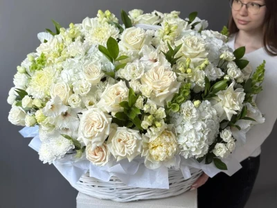 Корзина с цветами «Моя чистая любовь»