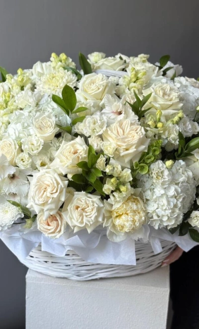 Корзина с цветами «Моя чистая любовь»