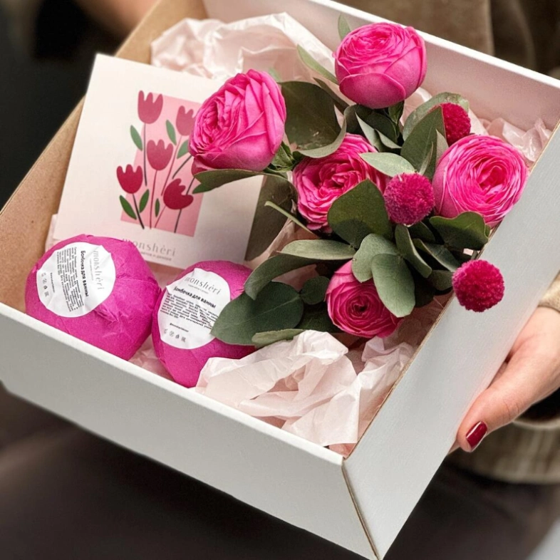 Подарочный набор с бомбочками для ванн и цветочной композицией