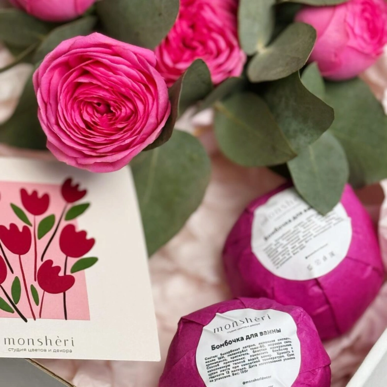 Подарочный набор с бомбочками для ванн и цветочной композицией