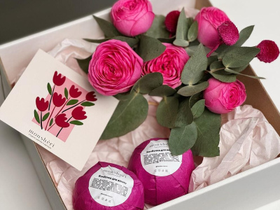 Подарочный набор с бомбочками для ванн и цветочной композицией