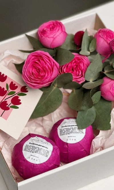 Подарочный набор с бомбочками для ванн и цветочной композицией