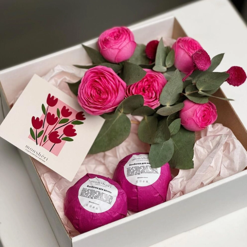 Подарочный набор с бомбочками для ванн и цветочной композицией