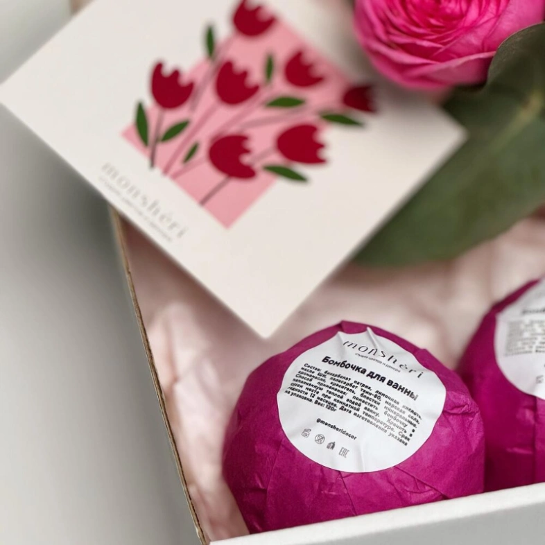 Подарочный набор с бомбочками для ванн и цветочной композицией