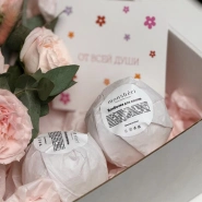 Подарочный набор с бомбочками для ванн ручной работы и цветочной композицией 4