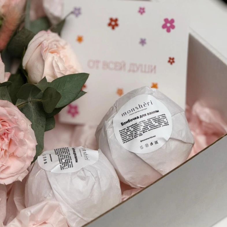 Подарочный набор с бомбочками для ванн ручной работы и цветочной композицией