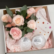 Подарочный набор с бомбочками для ванн ручной работы и цветочной композицией 1