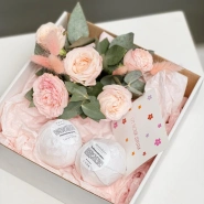 Подарочный набор с бомбочками для ванн ручной работы и цветочной композицией 0