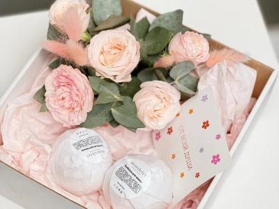 Подарочный набор с бомбочками для ванн ручной работы и цветочной композицией