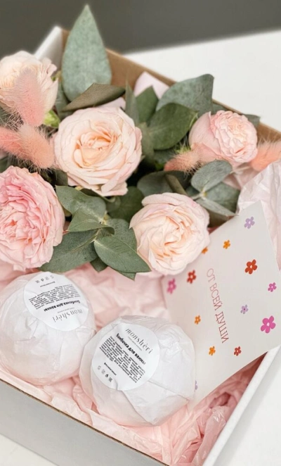 Подарочный набор с бомбочками для ванн ручной работы и цветочной композицией