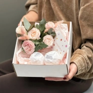 Подарочный набор с бомбочками для ванн ручной работы и цветочной композицией 3