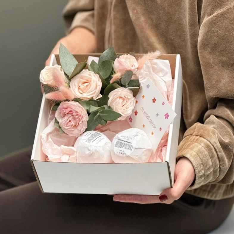 Подарочный набор с бомбочками для ванн ручной работы и цветочной композицией