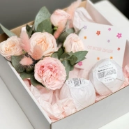 Подарочный набор с бомбочками для ванн ручной работы и цветочной композицией 2