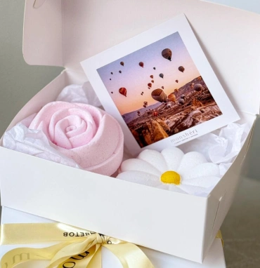 Подарочный бокс с бомбочками: ромашка и роза