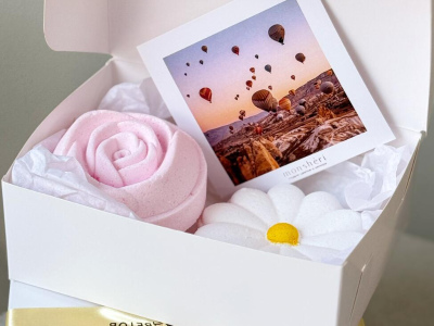 Подарочный бокс с бомбочками: ромашка и роза