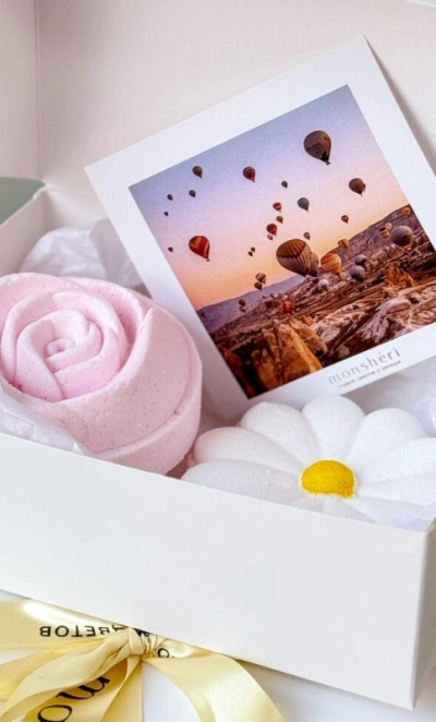 Подарочный бокс с бомбочками: ромашка и роза