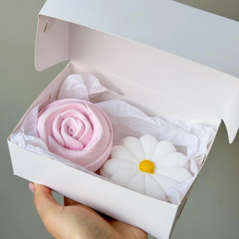 Подарочный бокс с бомбочками: ромашка и роза