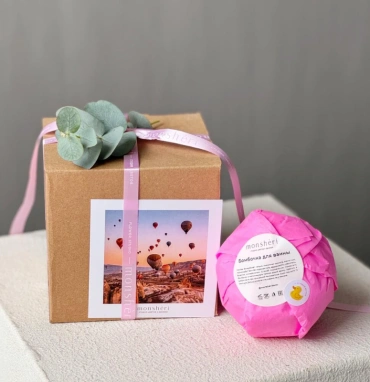 Подароный бокс с гигантской бомбочкой ( внутри утка)