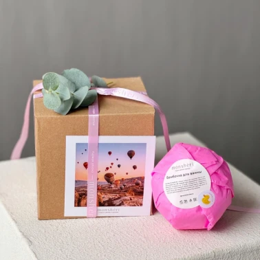 Подароный бокс с гигантской бомбочкой ( внутри утка)