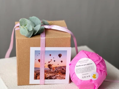 Подароный бокс с гигантской бомбочкой ( внутри утка)