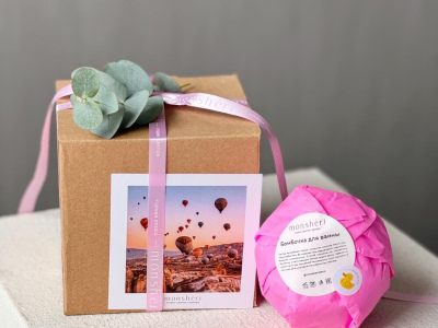 Подароный бокс с гигантской бомбочкой ( внутри утка)