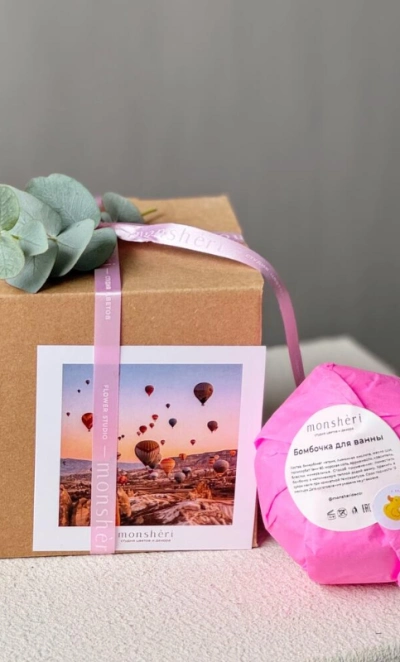 Подароный бокс с гигантской бомбочкой ( внутри утка)