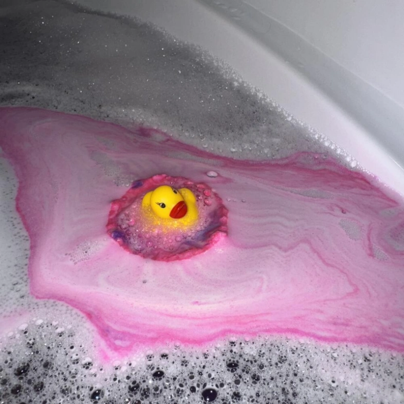 Подароный бокс с гигантской бомбочкой ( внутри утка)