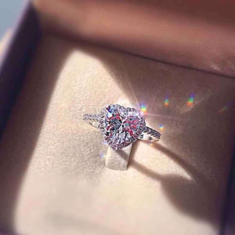 Кольцо в форме «Сердце» с цирконами 