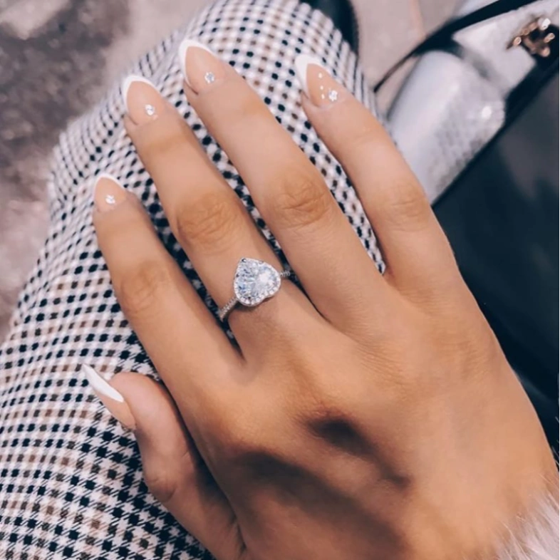 Кольцо в форме «Сердце» с цирконами 