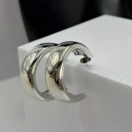 Стильные серьги в современном исполнении 0