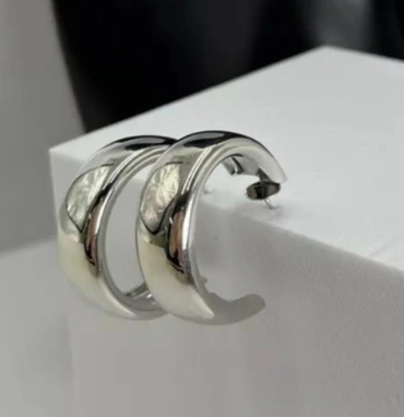 Стильные серьги в современном исполнении