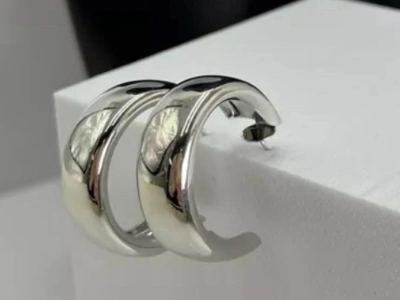 Стильные серьги в современном исполнении