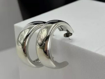 Стильные серьги в современном исполнении