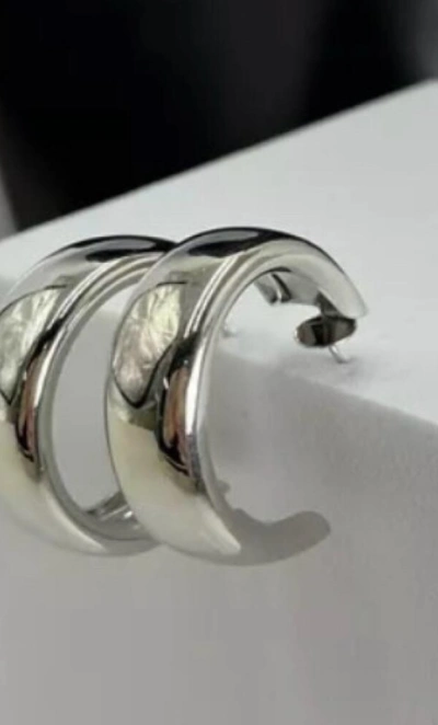 Стильные серьги в современном исполнении