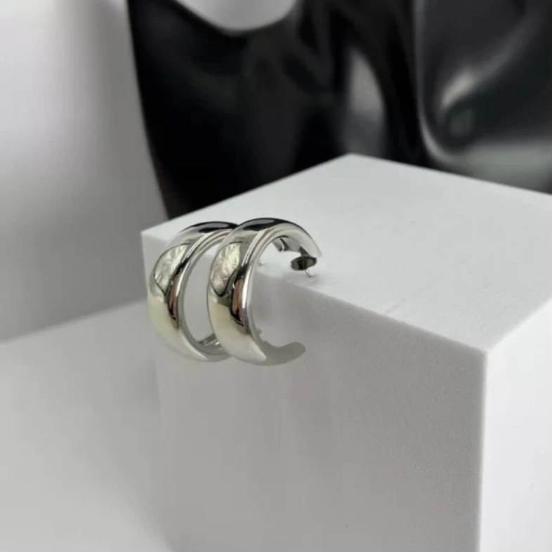 Стильные серьги в современном исполнении