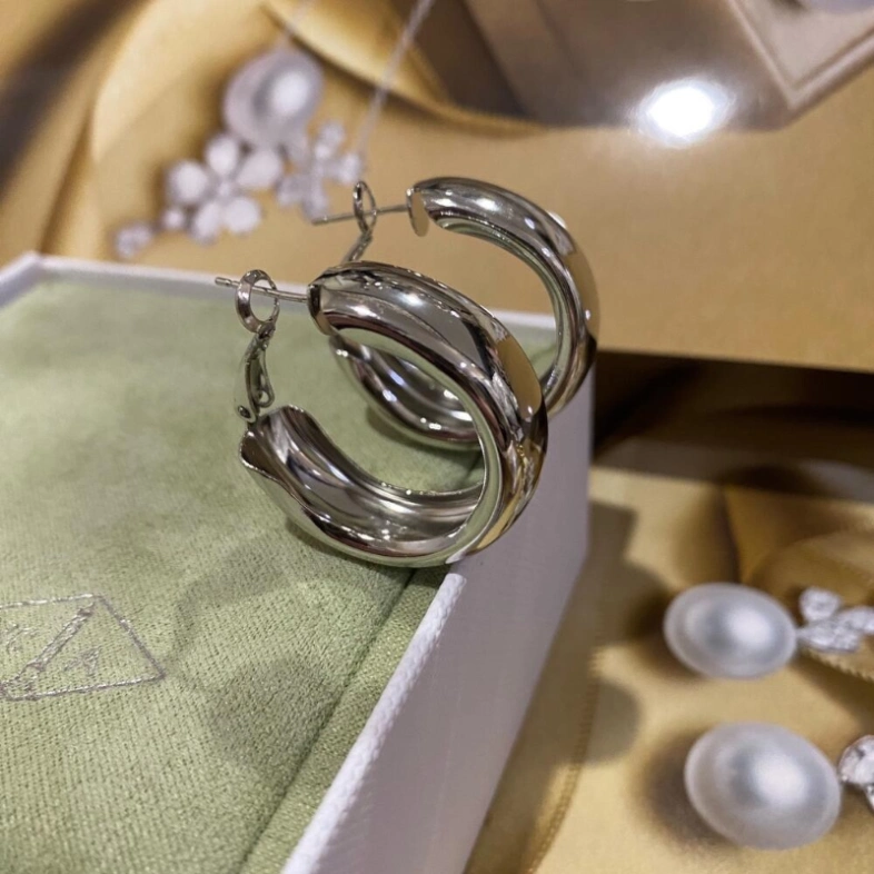 Стильные серьги в современном исполнении