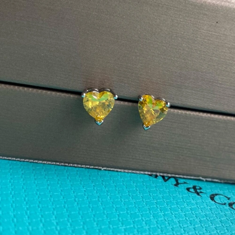 Серьги-гвоздики «Сердце» с желтым фианитом