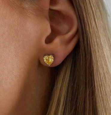 Серьги-гвоздики «Сердце» с желтым фианитом