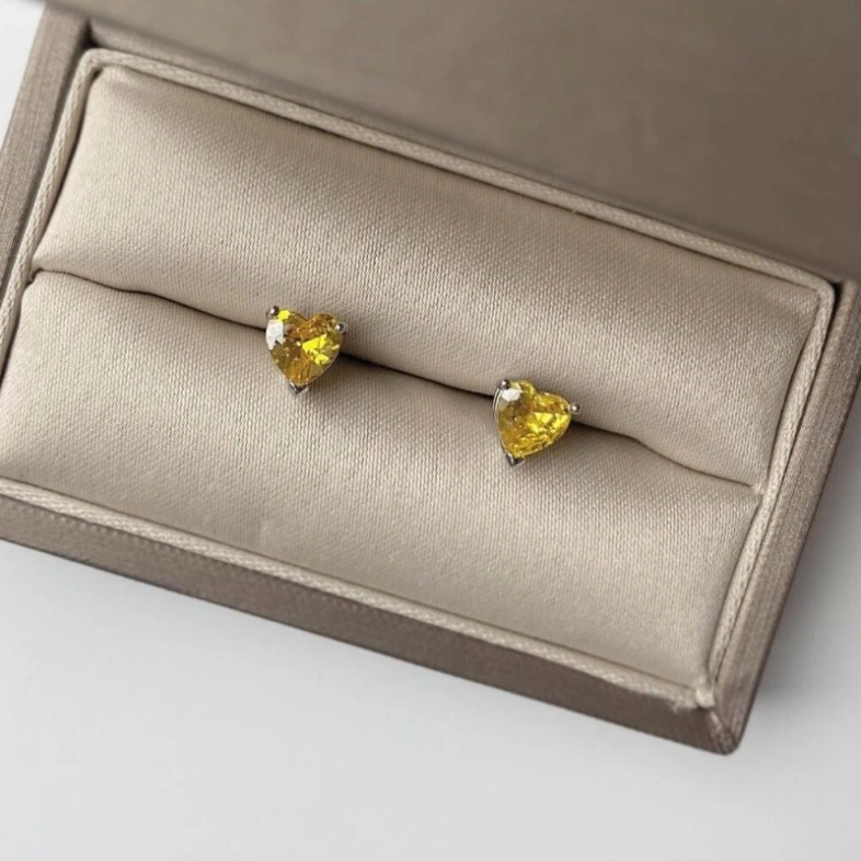 Серьги-гвоздики «Сердце» с желтым фианитом