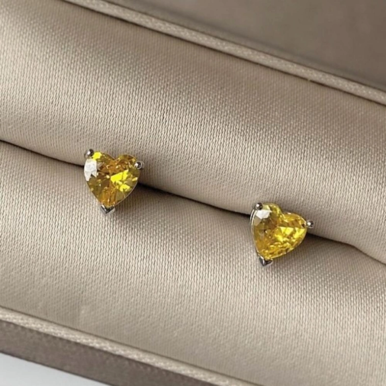 Серьги-гвоздики «Сердце» с желтым фианитом